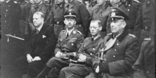 Schwarz-Weiß Foto von sitzenden Nazis Schwarz-Weiß Foto von sitzenden Nazis
