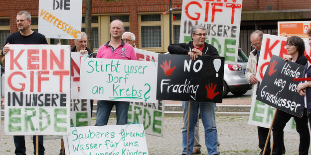 Rotenburger protestieren mit Schildern gegen Fracking Rotenburger protestieren mit Schildern gegen Fracking