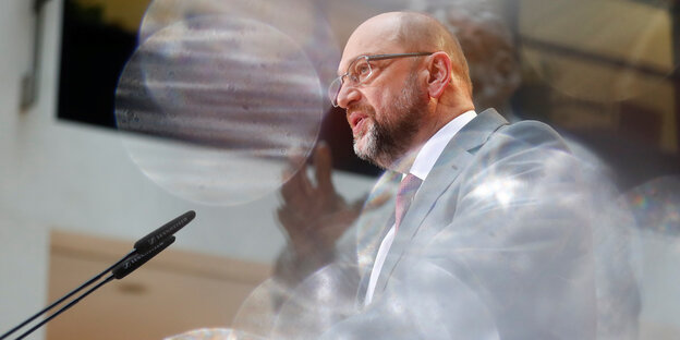 Marin Schulz hinter verschwommenem Vordergrund Marin Schulz hinter verschwommenem Vordergrund