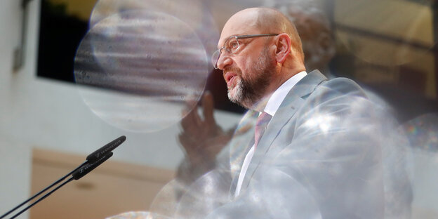 Marin Schulz hinter verschwommenem Vordergrund