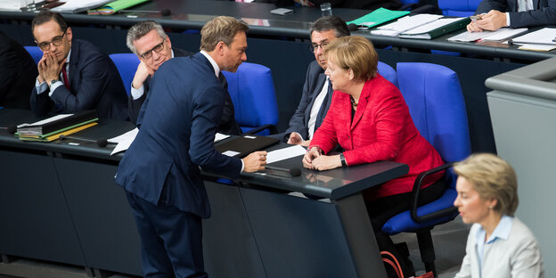 FDP-Politiker Christian Lindner spricht im Deutschen Bundestag mit Merkel FDP-Politiker Christian Lindner spricht im Deutschen Bundestag mit Merkel