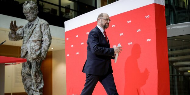 Martin Schulz verlässt das Podium im Willy-Brandt-Haus Martin Schulz verlässt das Podium im Willy-Brandt-Haus