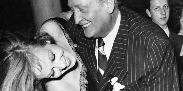 Hans Albers und Hildegard Knef umarmen sich Hans Albers und Hildegard Knef umarmen sich
