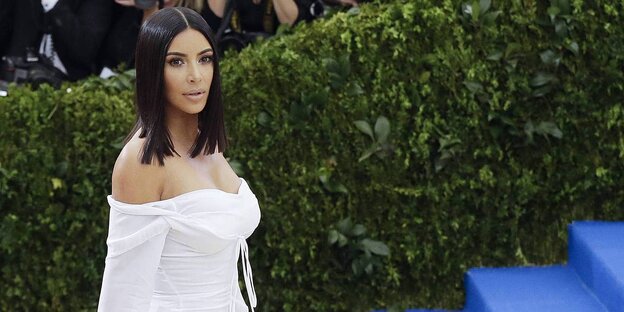 Kim Kardashian auf dem Blauen Teppich Kim Kardashian auf dem Blauen Teppich