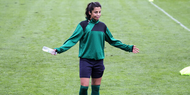 Nadia Nadim breitet die Arme aus und schaut zu Boden Nadia Nadim breitet die Arme aus und schaut zu Boden