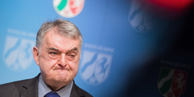 Der nordrhein-westfälische Innenminister Herbert Reul aufb einer Pressekonferenz Der nordrhein-westfälische Innenminister Herbert Reul aufb einer Pressekonferenz
