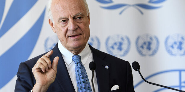 Staffan de Mistura vor dem UN-Logo Staffan de Mistura vor dem UN-Logo