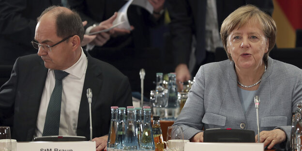 Christian Schmidt und Angela Merkel sitzen an einem Tisch Christian Schmidt und Angela Merkel sitzen an einem Tisch