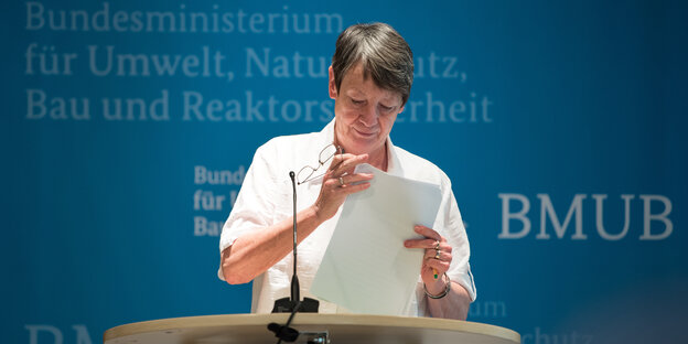 Barbara Hendricks auf einer Presskonferenz, sie kramt in ihren Unterlagen Barbara Hendricks auf einer Presskonferenz, sie kramt in ihren Unterlagen