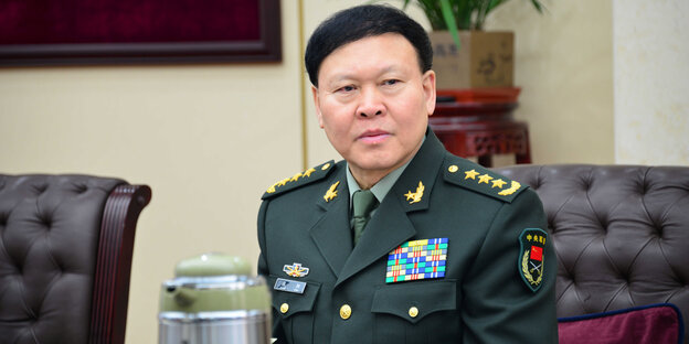 Mann in Militäruniform Mann in Militäruniform