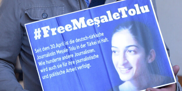 Jemand hält ein Schild in der Hand Jemand hält ein Schild in der Hand