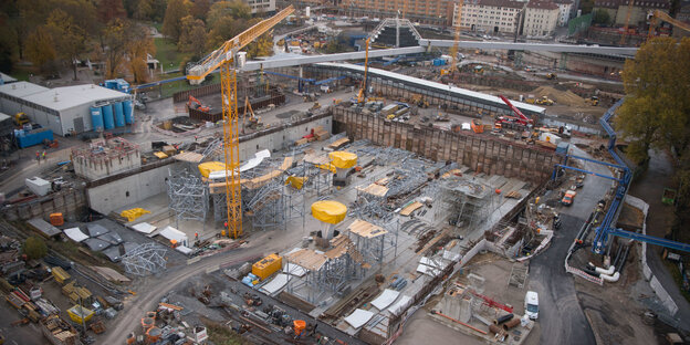 Eine große Baustelle von oben Eine große Baustelle von oben