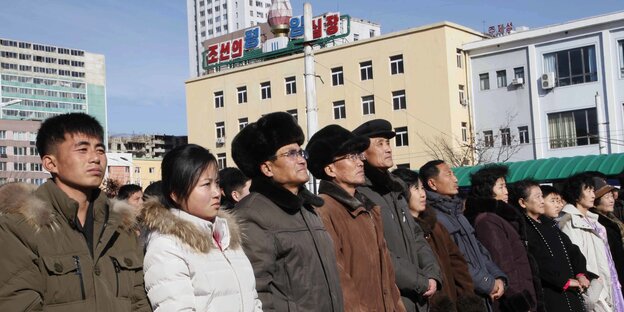 Nordkoreaner auf einem Platz Nordkoreaner auf einem Platz