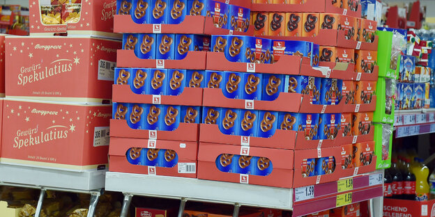 Weihnachtsware im Supermarkt Weihnachtsware im Supermarkt