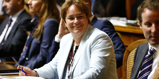 Frau im hellblauen Blazer in Parlament Frau im hellblauen Blazer in Parlament