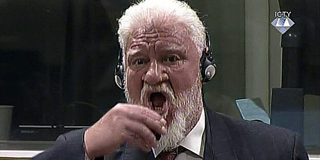 Slobodan Praljak führt einen Becher zum Mund Slobodan Praljak führt einen Becher zum Mund
