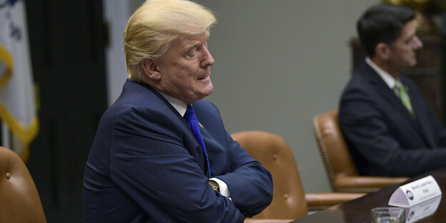 Donald Trump mit verschränkten Armen Donald Trump mit verschränkten Armen