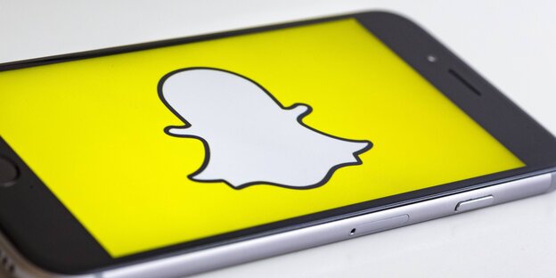 Foto von einem Smartphone mit dem Logo von Snapchat Foto von einem Smartphone mit dem Logo von Snapchat