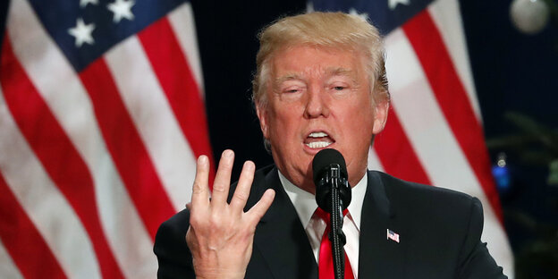 Donald Trump gestikuliert Donald Trump gestikuliert