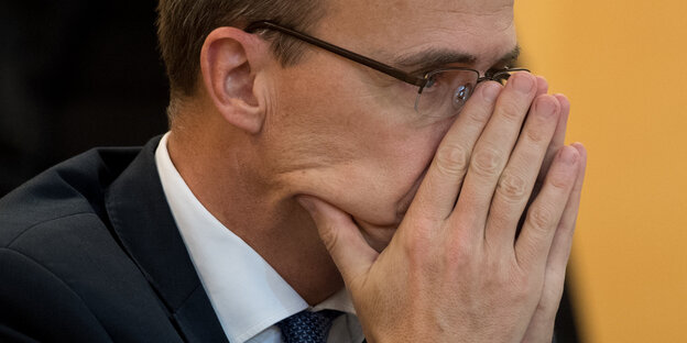 Ein Mann, Peter Beuth, mit Händen im Gesicht Ein Mann, Peter Beuth, mit Händen im Gesicht