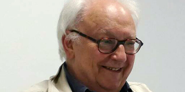 ein älterer Mann mit Halbglatze und Brille lächelt freundlich ein älterer Mann mit Halbglatze und Brille lächelt freundlich