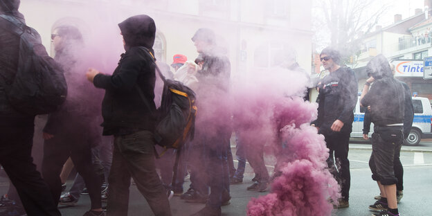 Rauchtöpfe qualmen bei einer linken Demo Rauchtöpfe qualmen bei einer linken Demo