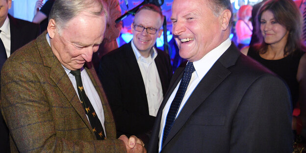 Zwei Männer schütteln sich die Hand: Alexander Gauland und Georg Pazderski Zwei Männer schütteln sich die Hand: Alexander Gauland und Georg Pazderski