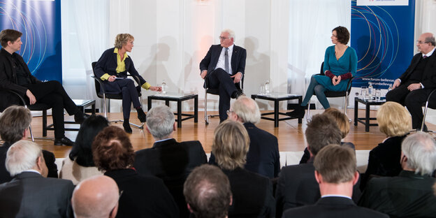 Steinmeier, eine Moderatorin, drei Schriftsteller und Publikum Steinmeier, eine Moderatorin, drei Schriftsteller und Publikum