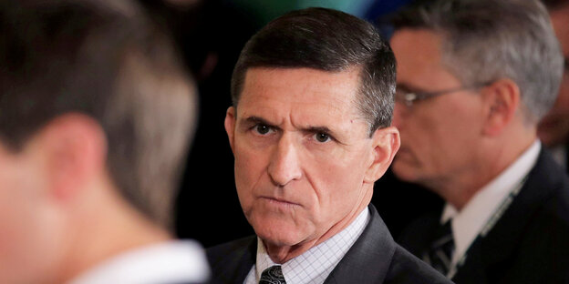 Michael Flynn steht zwischen zwei Männern Michael Flynn steht zwischen zwei Männern
