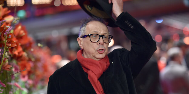 Dieter Kosslick nimmt seinen Hut ab, im Hintergrund verschwommen Berlinaletrubel Dieter Kosslick nimmt seinen Hut ab, im Hintergrund verschwommen Berlinaletrubel
