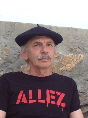 Peter Krauth mit Hut und "Allez"-Shirt blickt in die Kamera Peter Krauth mit Hut und "Allez"-Shirt blickt in die Kamera