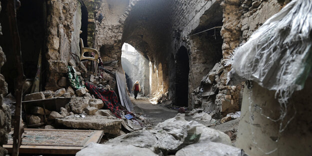 in Frau geht durch die Zerstörungen der Altstadt von Aleppo, Syrien, am 19.01.2017. in Frau geht durch die Zerstörungen der Altstadt von Aleppo, Syrien, am 19.01.2017.