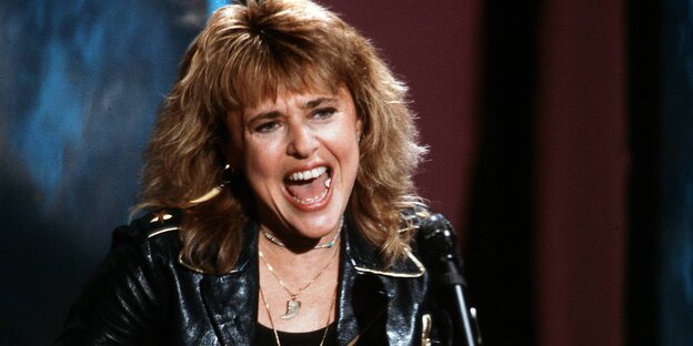 Suzi Quatro schreit in ein Mikrofon Suzi Quatro schreit in ein Mikrofon