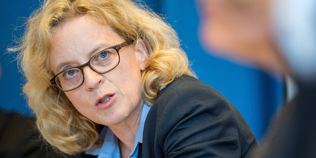 Natascha Kohnen beugr sich über einen Tisch Natascha Kohnen beugr sich über einen Tisch
