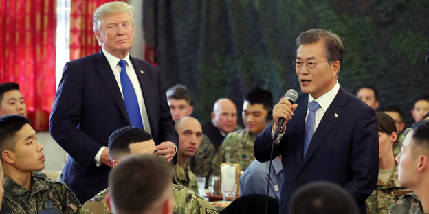 Donald Trump und Südkoreas Präsident Moon Jae In sprechen auf dem Stützpunkt Camp Humphreys Donald Trump und Südkoreas Präsident Moon Jae In sprechen auf dem Stützpunkt Camp Humphreys