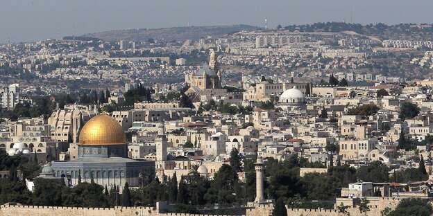 Blick vom Ölberg auf Jerusalem, links ist die vergoldete Kuppel des Felsendoms zu sehen Blick vom Ölberg auf Jerusalem, links ist die vergoldete Kuppel des Felsendoms zu sehen
