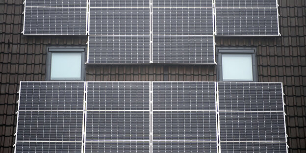 Eine Photovoltaikanlage auf einem Dach Eine Photovoltaikanlage auf einem Dach