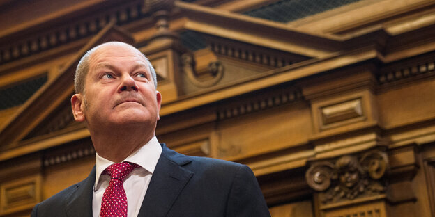 Olaf Scholz blickt nach oben Olaf Scholz blickt nach oben
