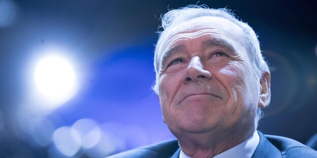 Pietro Grasso lächelt im Scheinwerferlicht Pietro Grasso lächelt im Scheinwerferlicht