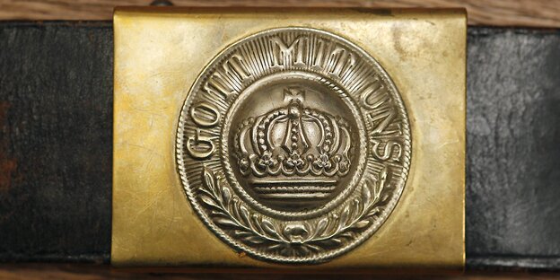 Eine Gürteilschnalle mit der Aufschrift: Gott mit uns Eine Gürteilschnalle mit der Aufschrift: Gott mit uns