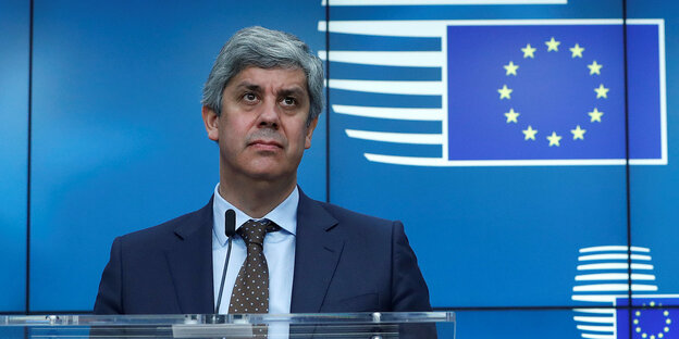 Mario Centeno steht vorm Euro-Group-Logo Mario Centeno steht vorm Euro-Group-Logo