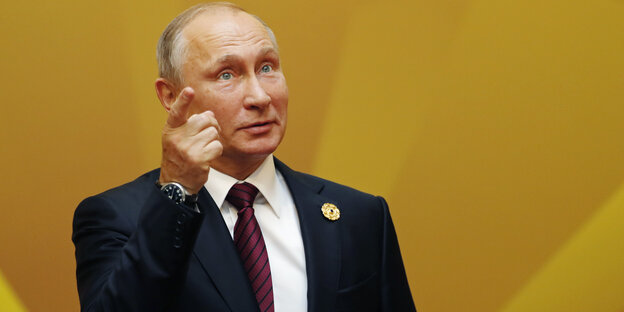 Putin mit erhobenem Zeigefinger im Porträt Putin mit erhobenem Zeigefinger im Porträt