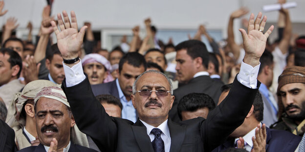 Ein Mann, Saleh, in einer Menschenmenge Ein Mann, Saleh, in einer Menschenmenge
