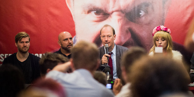 Shahak Shapira, Serdar Somuncu, Martin Sonneborn und Natascha sitzen während einer Pressekonferenz der Partei auf dem Podium Shahak Shapira, Serdar Somuncu, Martin Sonneborn und Natascha sitzen während einer Pressekonferenz der Partei auf dem Podium