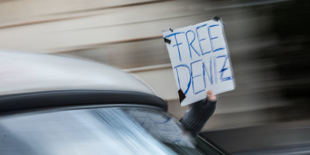 "Free Deniz" steht auf dem Plakat eines Teilnehmers an einem Autokorso aus Solidarität mit Deniz Yücel "Free Deniz" steht auf dem Plakat eines Teilnehmers an einem Autokorso aus Solidarität mit Deniz Yücel