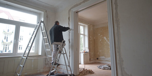 Handwerker renoviert eine Altbau-Wohnung