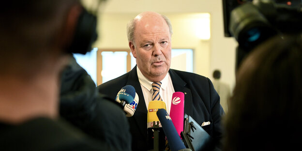 Schleswig-Holsteins Innenminister Grote vor der Presse