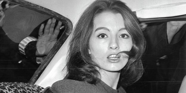 Schwarz-weiß-Bild von Christine Keeler in einem Auto sitzend