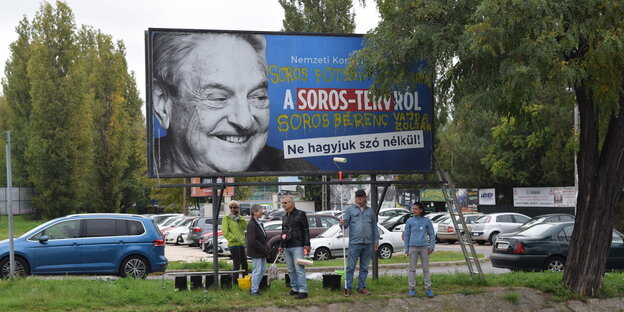 Ein Plakat, das George Soros im Porträt abbildet, daneben ungarische Schrift Ein Plakat, das George Soros im Porträt abbildet, daneben ungarische Schrift