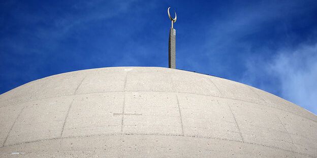 Kuppel einer Moschee vor blauem Himmel Kuppel einer Moschee vor blauem Himmel